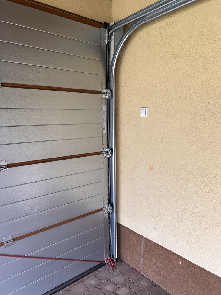 Drzwi garazowe segmentowe 275 cm szer.225wys firmy HORMAN.