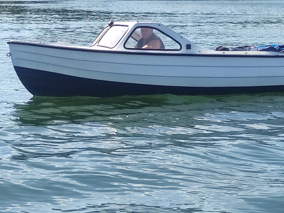 Motorówka z silnikiem i nową przyczepa