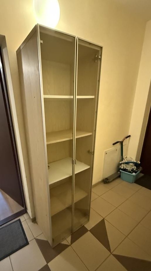 Sprzedam regał ze szklanymi drzwiami
