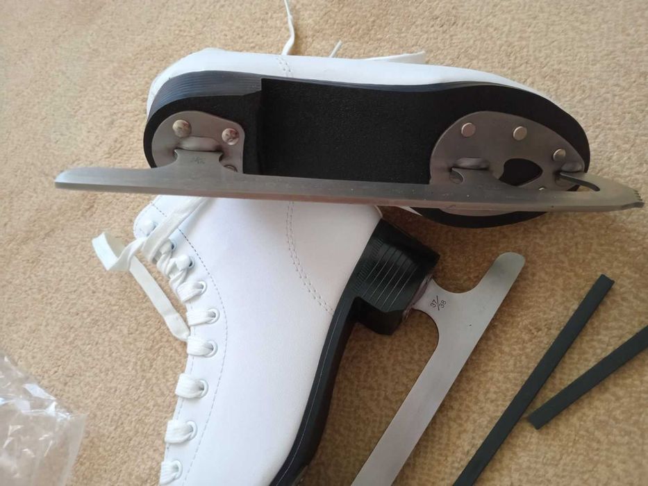 Ковзани жіночі  розмір 37/38 НОВІ, Коньки. В упаковці.