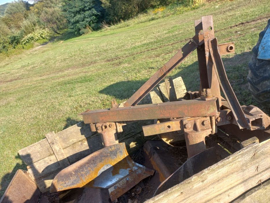 Трактор т-40 з причіпом та плуг 2-35