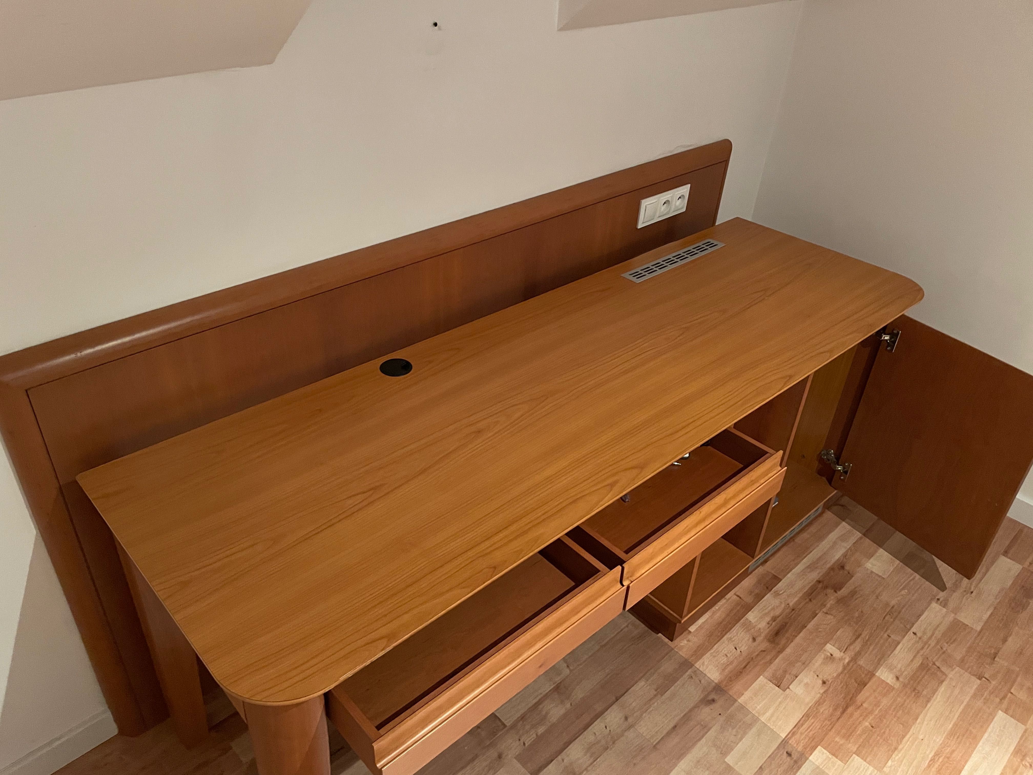 Drewniane biurko długie ze ścianką