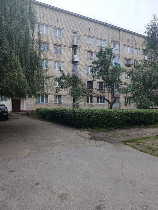 Вул. Івасюка (паркова зона), гарне місце і стан, кухня на 2 квартири !