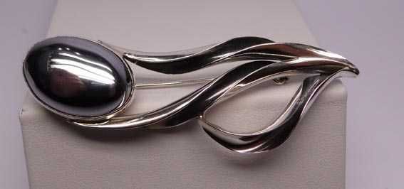 Srebrna broszka z hematytem.