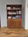 Drewniana zaoblona biblioteczka z ryflowanymi frontami szafka regał