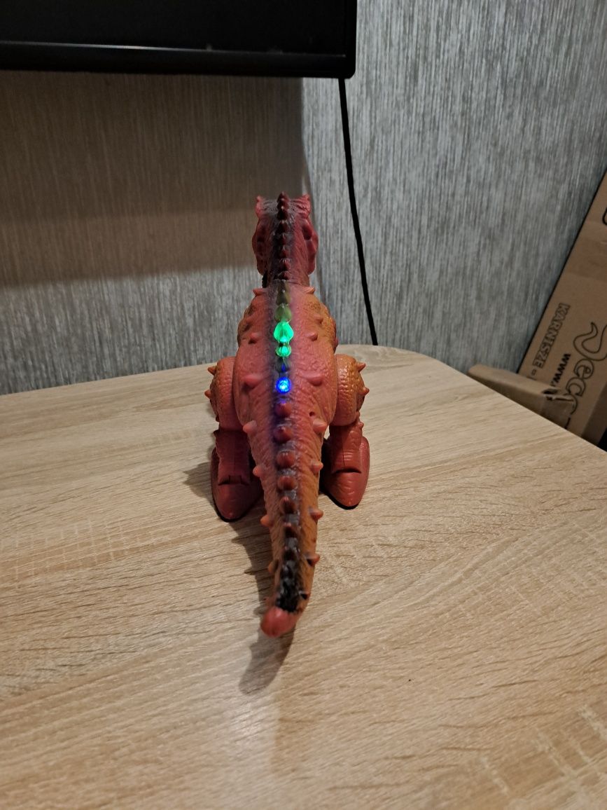 Dinozaur t-rex Tyranozaur Rex chodzi ryczy świeci