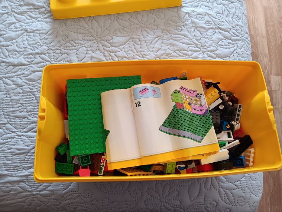 Caixa de legos cheia + livro de montagem