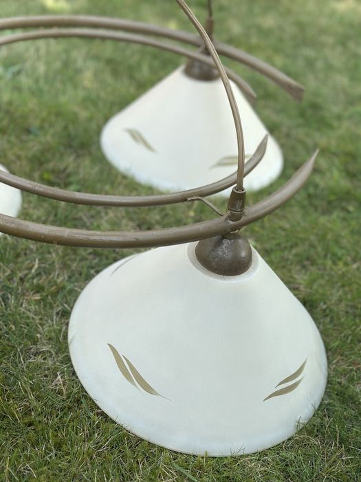 Żyrandol / lampa sufitowa z trzema kloszami – metal i matowe szkło