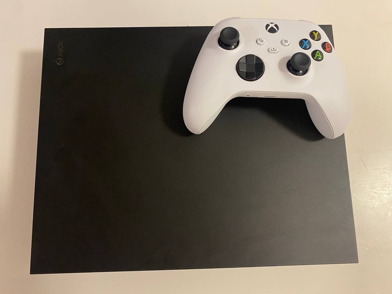 Xbox One X 1TB + 2 pady + GTA V | Stan bardzo dobry