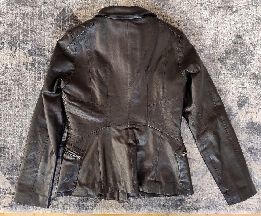 Czarna kurtka skórzana taliowana damska Ochnik r. S