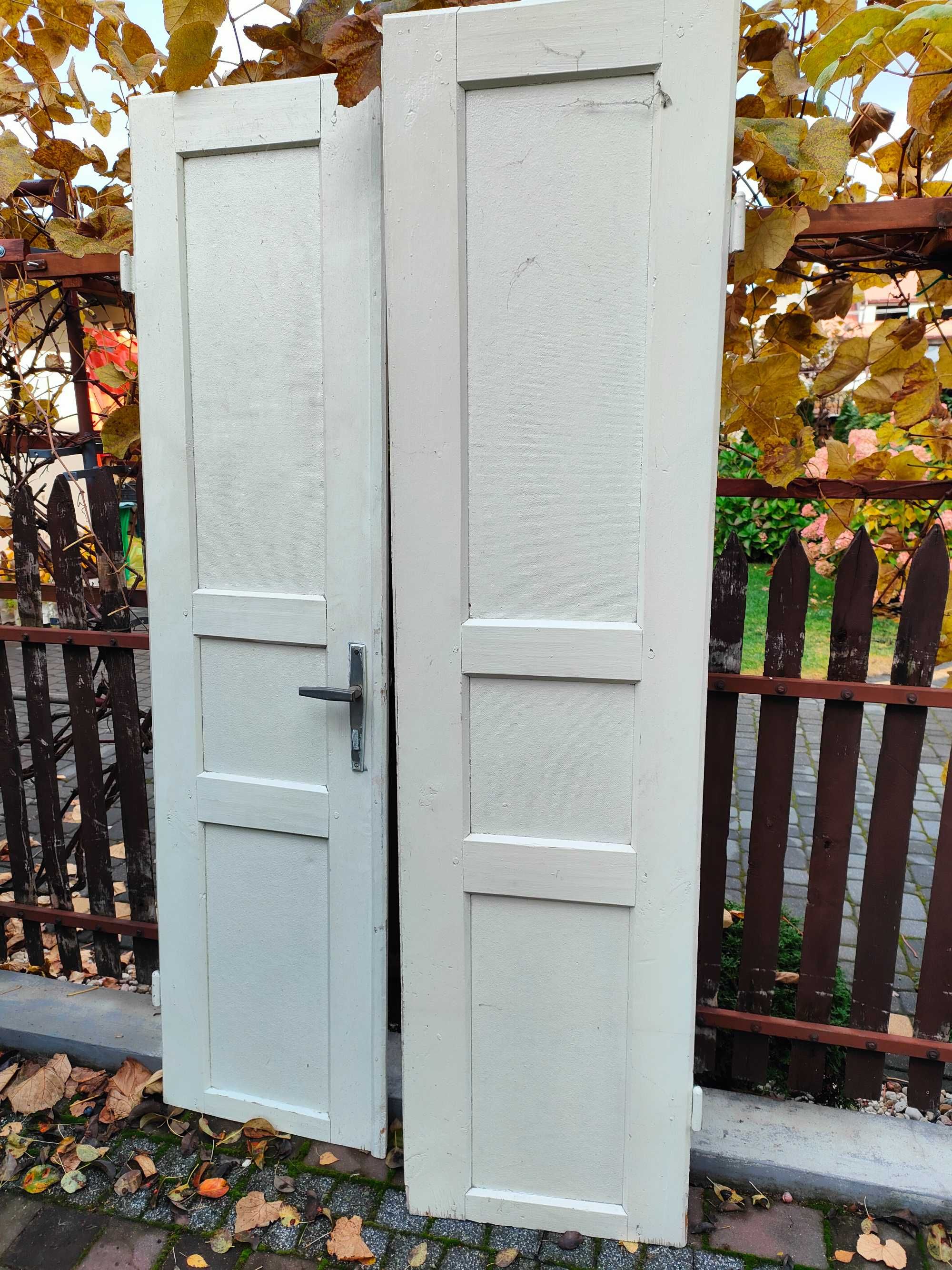 Białe drzwi dwuskrzydłowe retro