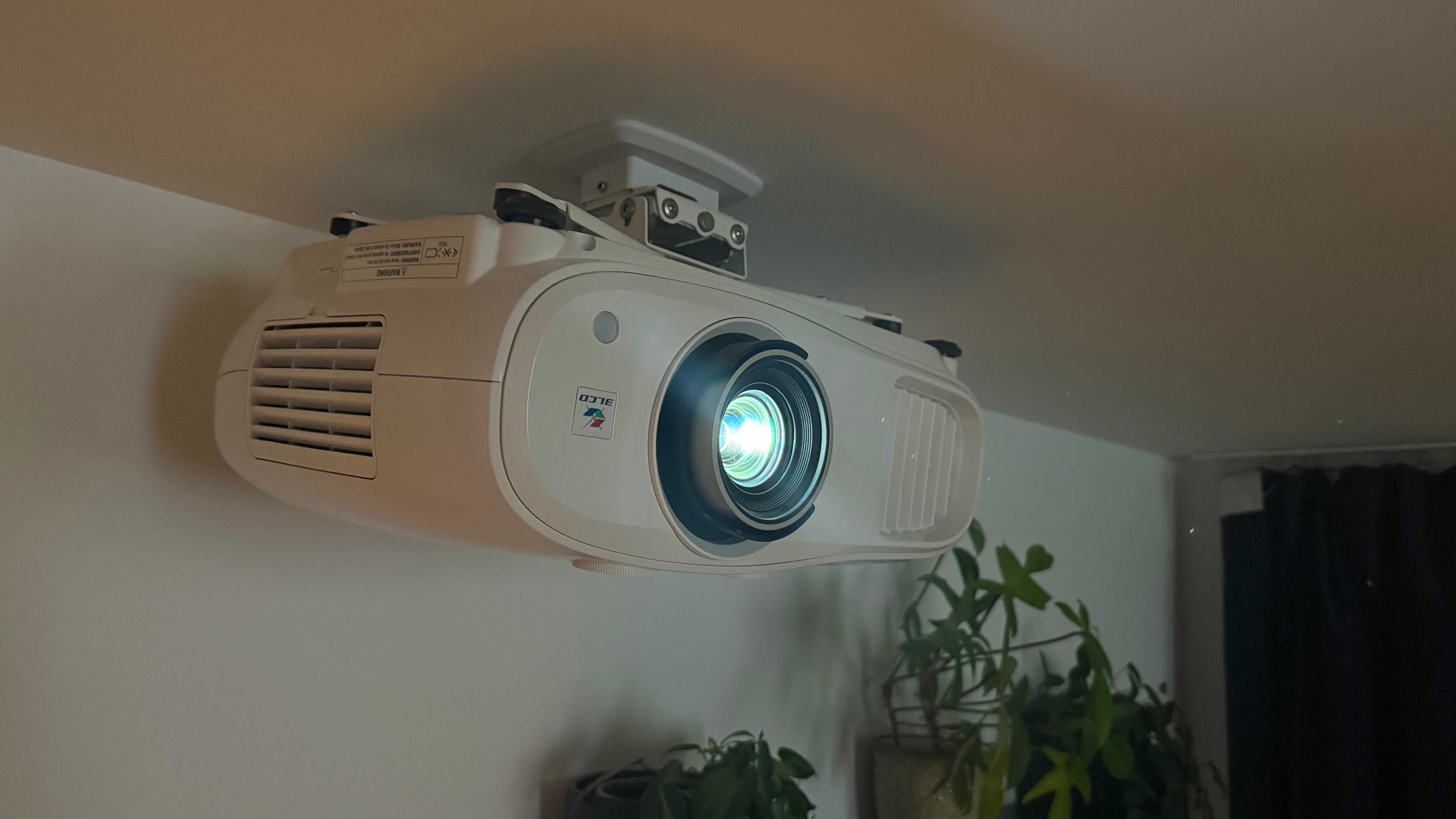 Projektor Epson EH-TW7100 4K PRO-UHD | Świetny stan | Uchwyt sufitowy