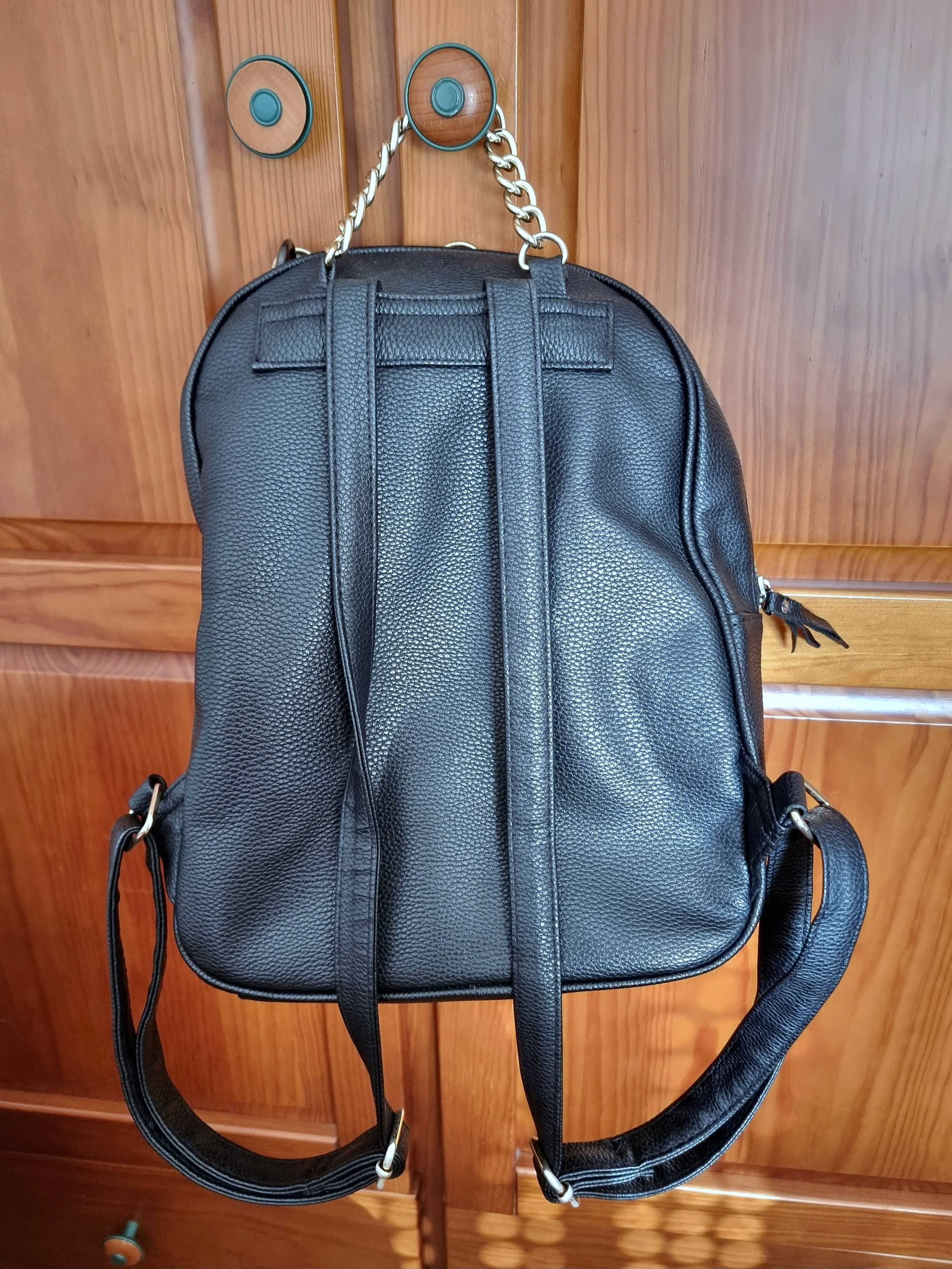 Mochila preta com detalhes dourados Primark