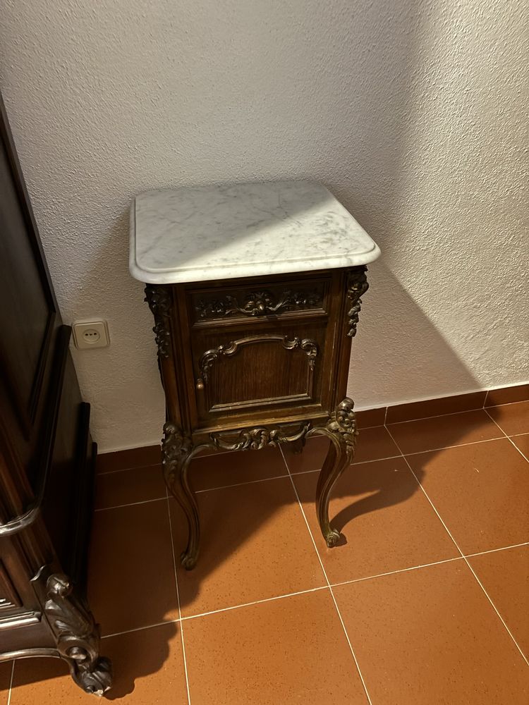 Mesa cabeceira Estilo Luis XV