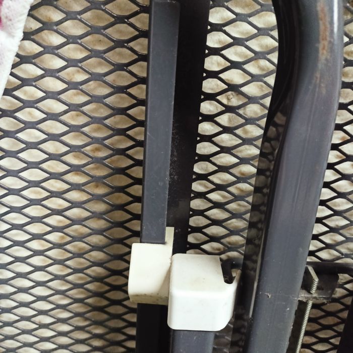 Deska do prasowania,na grubej metalowej konstrukcji.