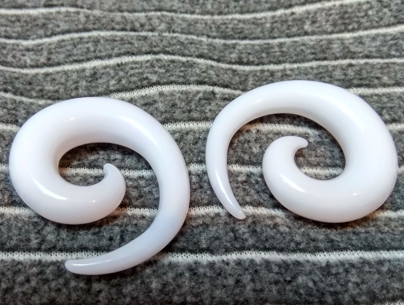 Plugi kolczyki akryl spirale białe 10 mm