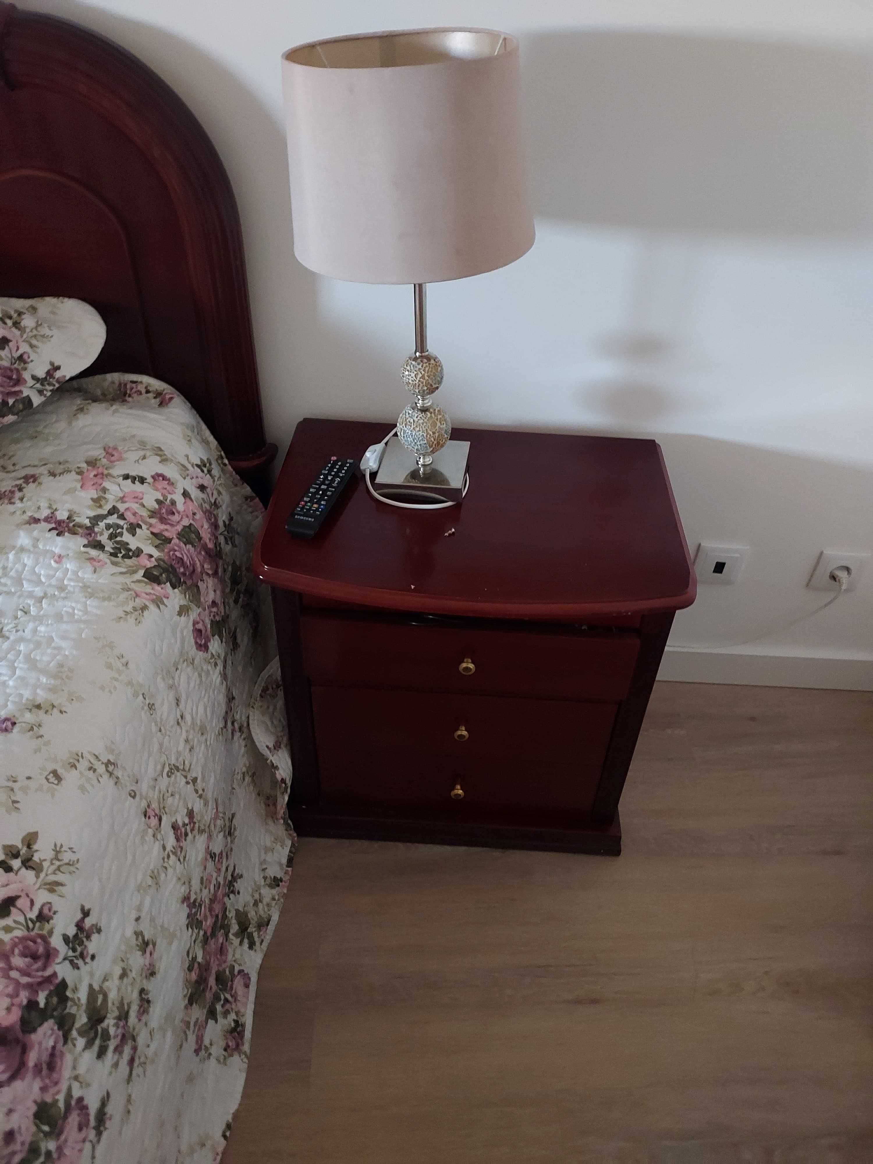 Mobília de quarto em madeira