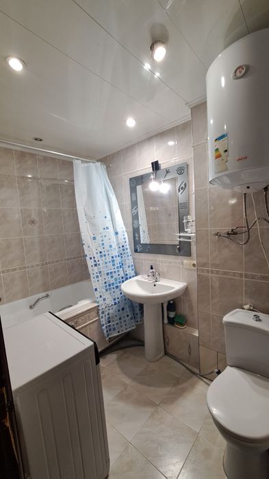 Поряд з центральним автовокзалом.