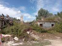 Casa de campo em ruína com terreno