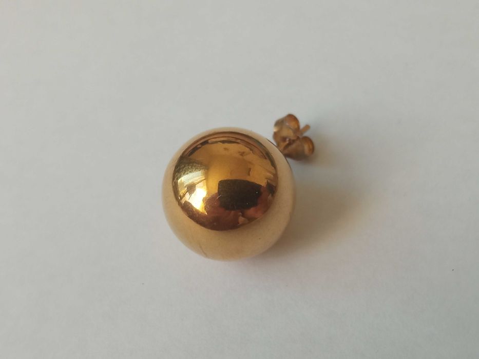 Kolczyk pojedynczy na sztyfcie stalowy złoty kulka 1,5 cm Stal chirur.