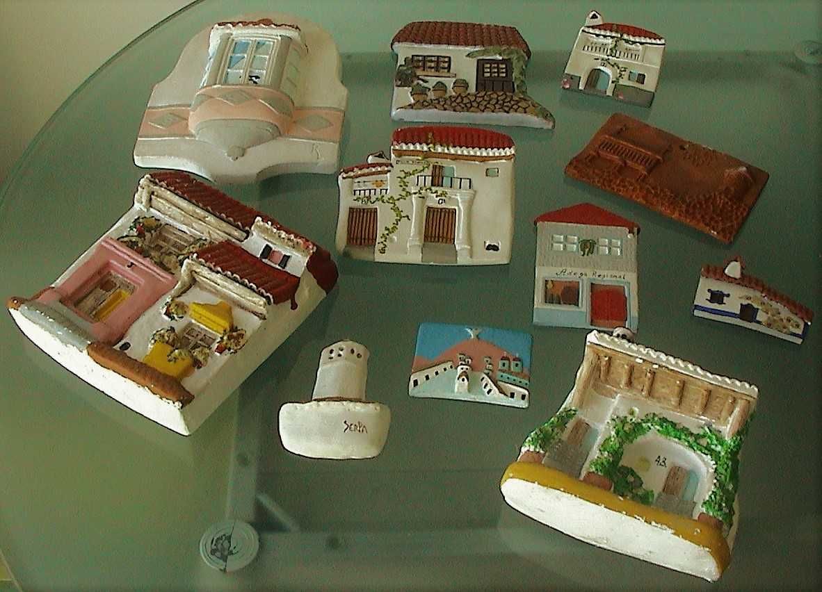 CASAS-miniaturas-p/pendurar)-O preço é o de cada uma das 11 peças.