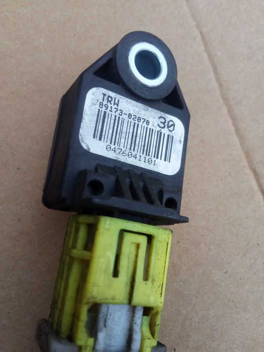 toyota verso 13-18 lift czujnik airbag przód używany