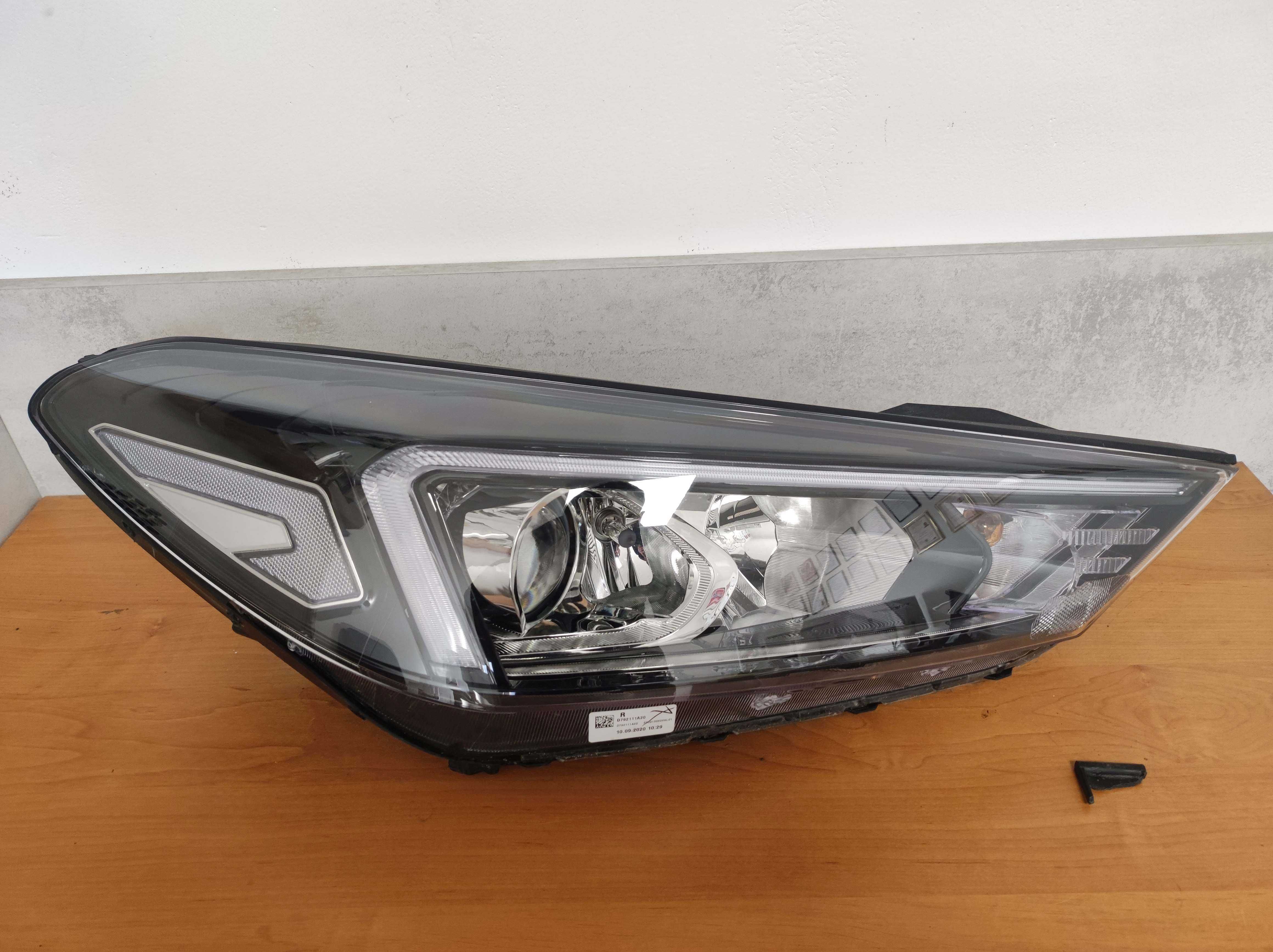 Hyundai Tucson III Reflektor prawy OE 92102D7600 R40