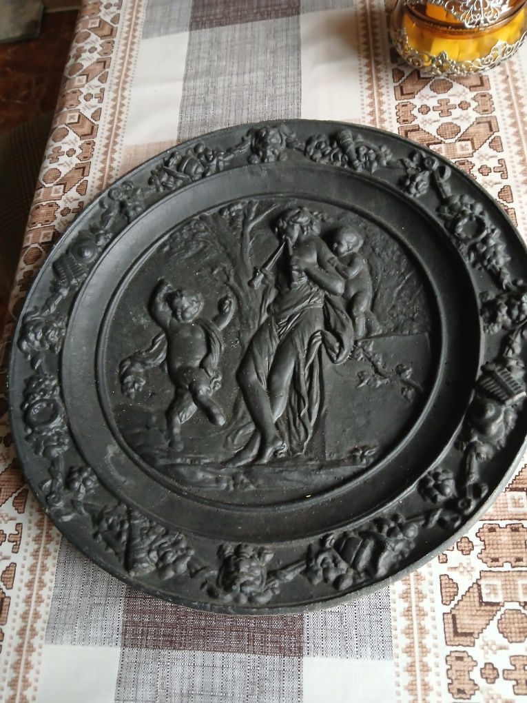 Вази з міді.Тарілки настінні.
