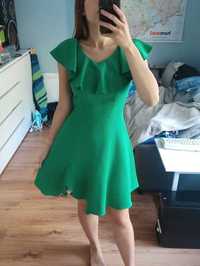 Piękna zielona sukienka z falbanką przy dekolcie