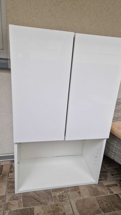 Szafka wisząca z cichym zamknięciem na docisk