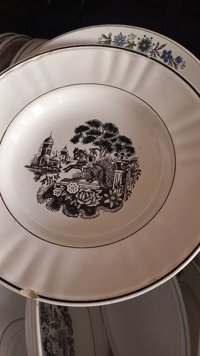 Pratos e tijwlas 40 pratos descazados, de sopa, ladeiris, sobremesa
