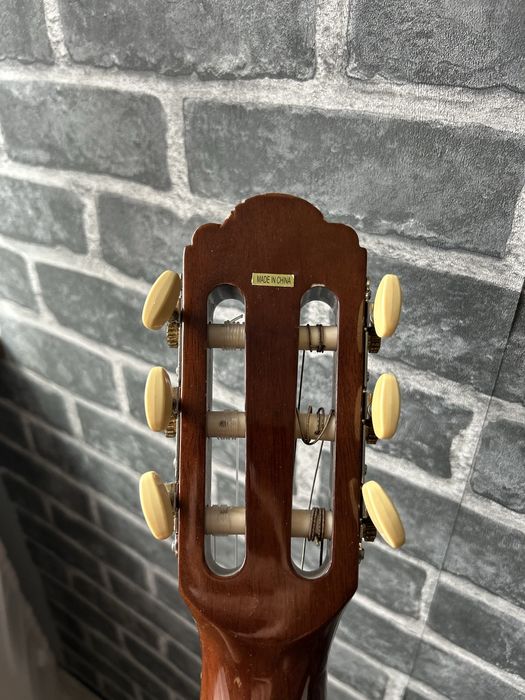 mała gitara akustyczna