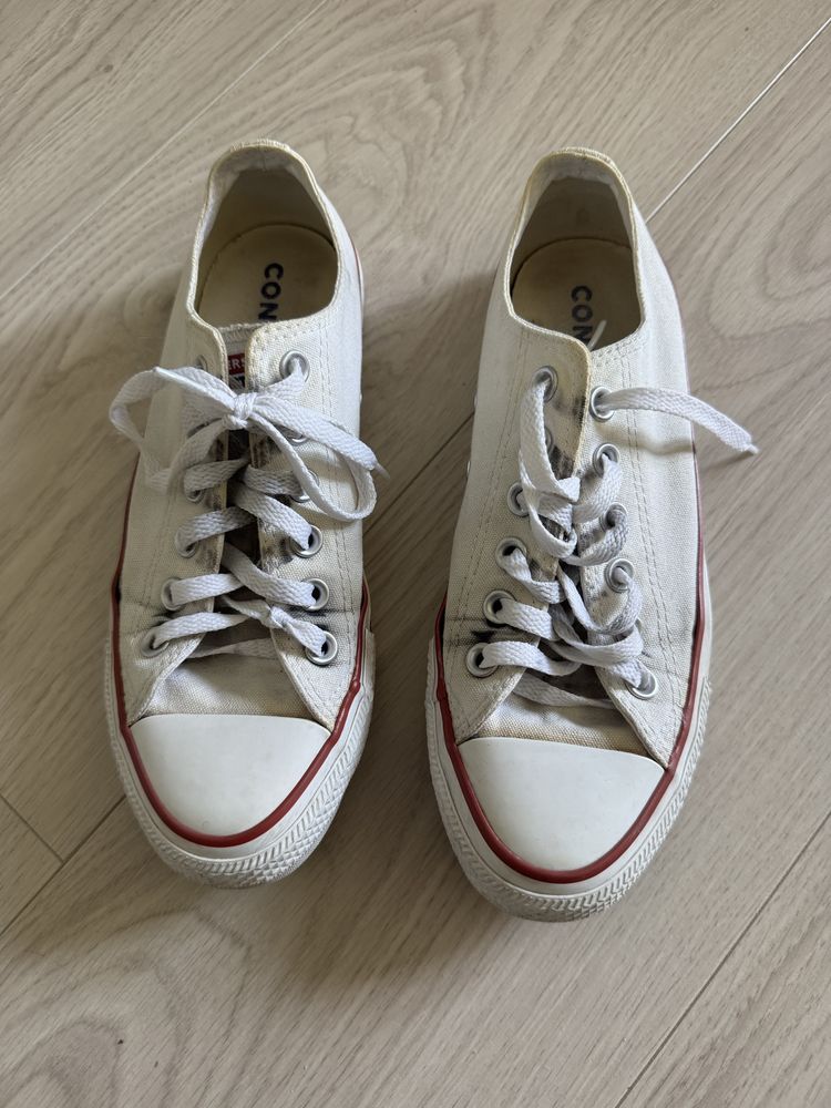 Białe buty converse