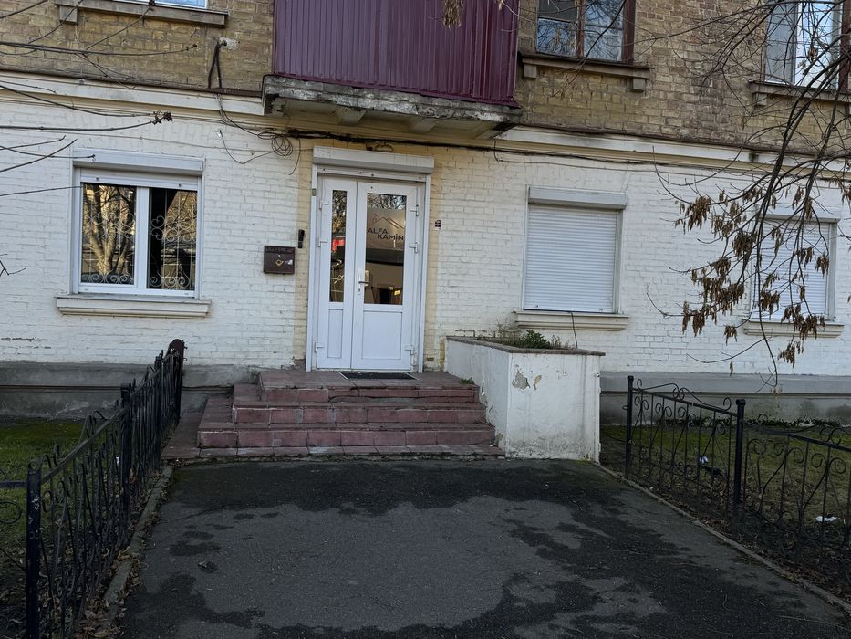 Здам в суборенду фасадне приміщення