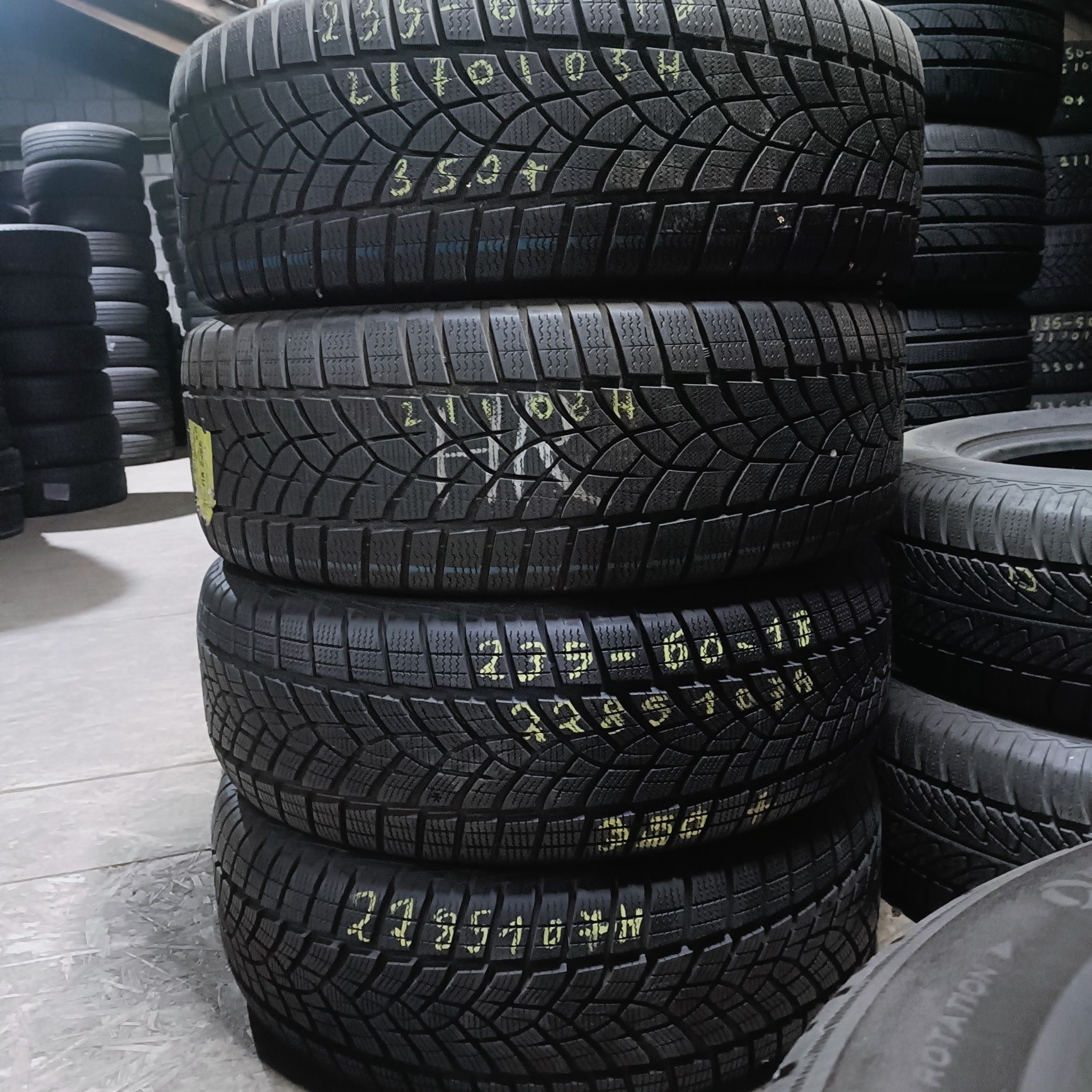 4x 235/60r18 GoodYear UltraGrip Performance+ z 2022r około 8.5mm