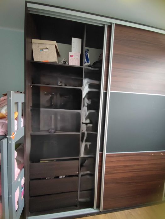 Bardzo duża szafa z przesuwanymi drzwiami
