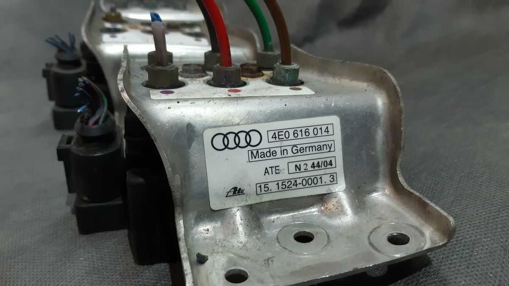Audi A8 D3 rozdzielacz zawieszenia  ,  regulator pneumatyki .