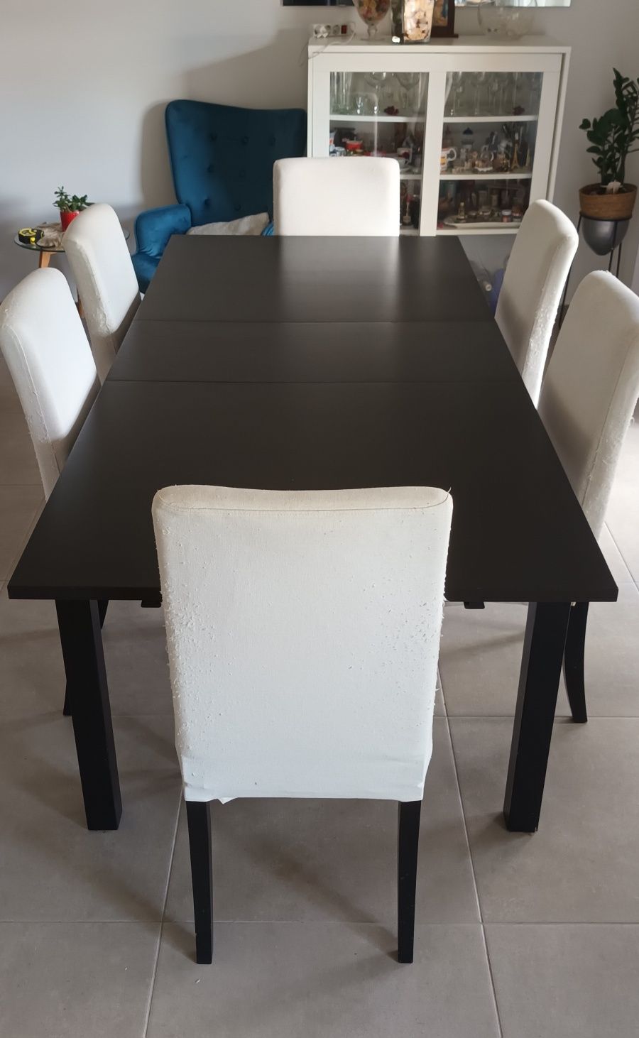 Mesa extensível IKEA com cadeiras.