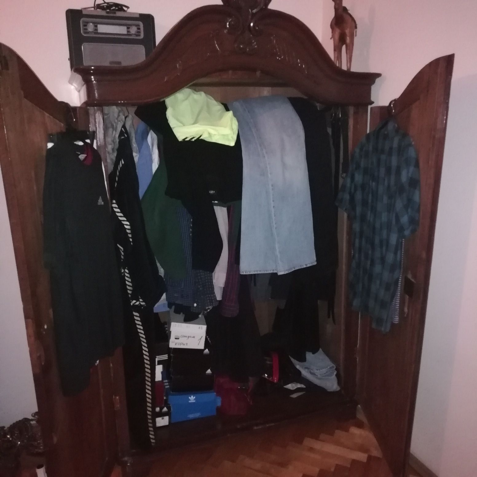 Шкаф одежний старинний