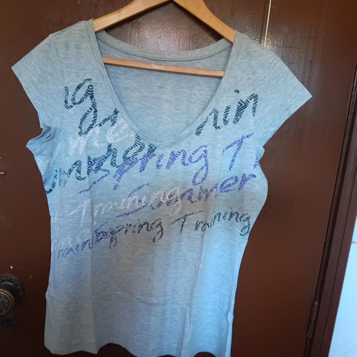 Vendo blusas de manga comprida e camisolas de manga curta para senhora