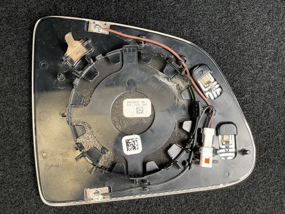 Зеркальний елемент Tesla Y, зеркало