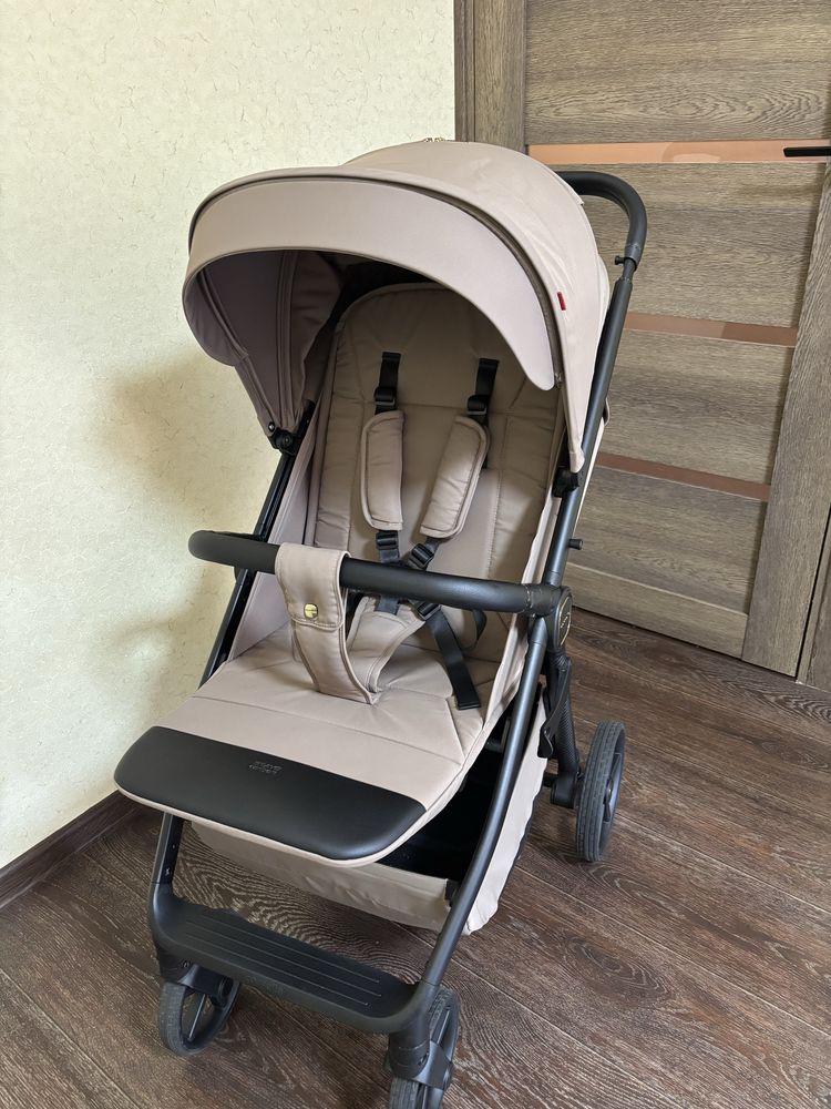 Прогулянкова коляска Carrello Bravo Carbon•Frost Beige