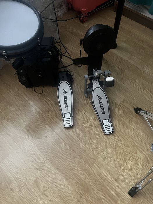 Продаються барабани Alesis Nitro Max