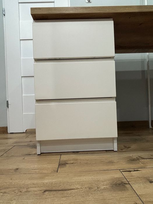 Biurko z szafką i szufladami – eleganckie, funkcjonalne