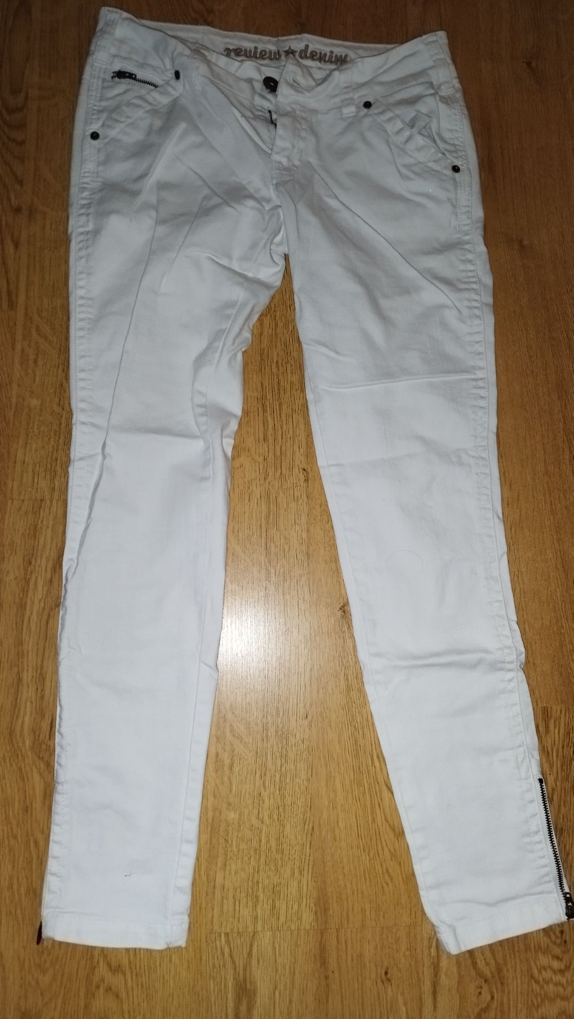 Białe dżinsy r34