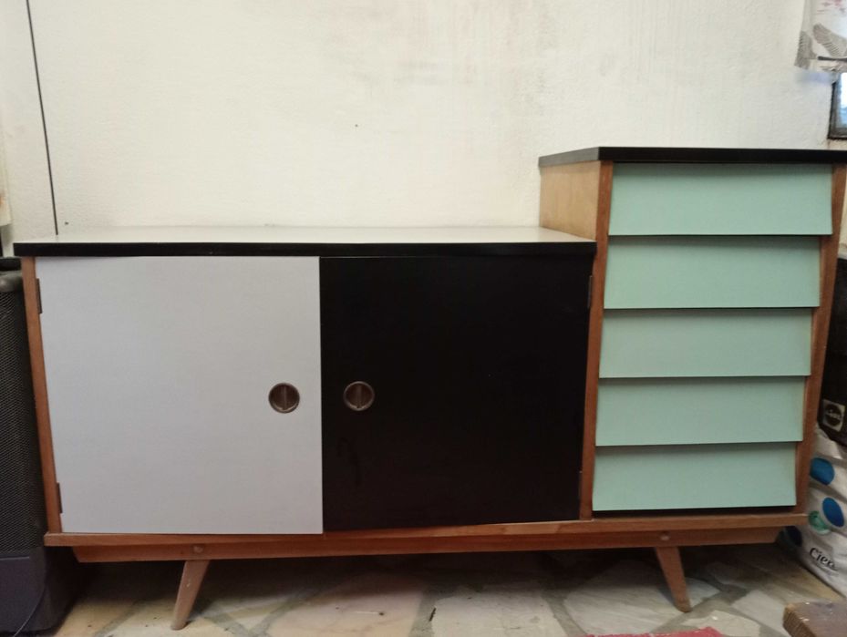 Móvel vintage com 5 gavetas muito antigo e em bom estado