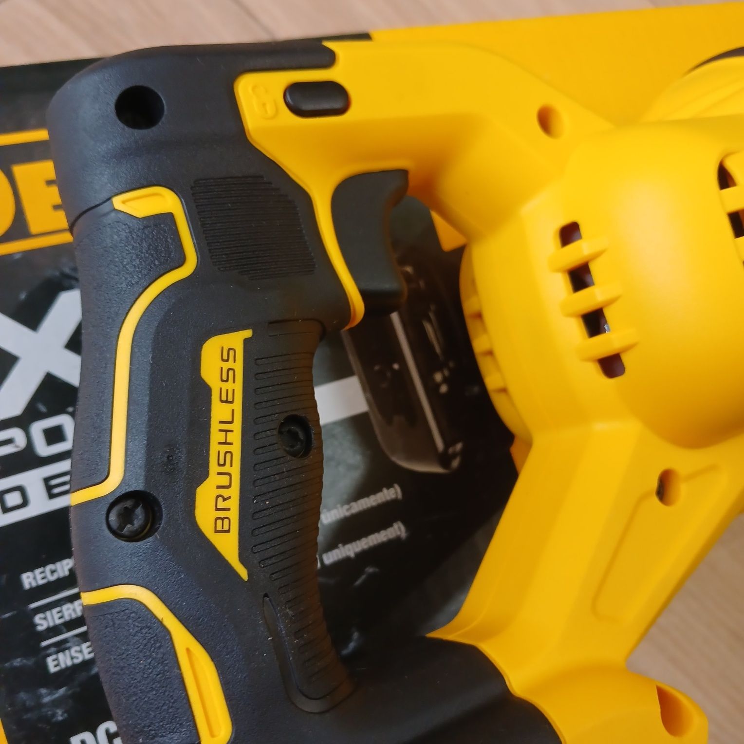 Сабельна пила dewalt dcs 368 brushless