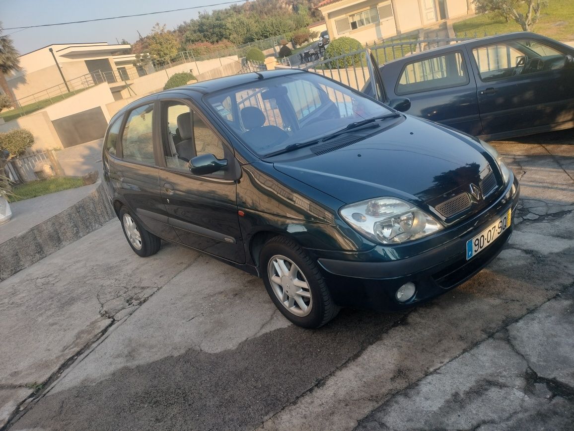 Renault Megane Scenic a gasolina com ar condicionado espaçosa e confor