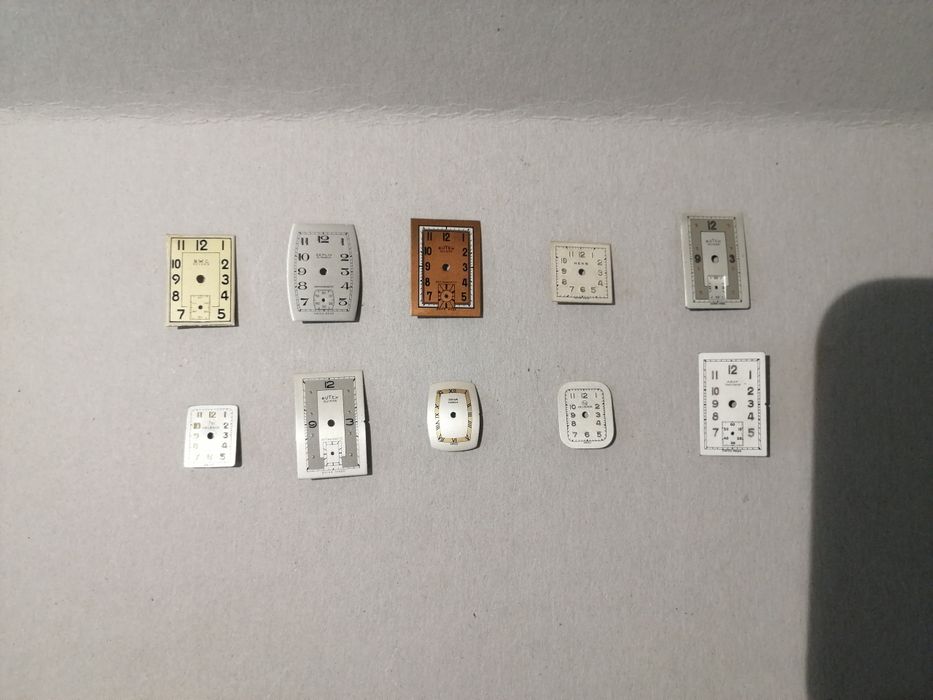 Vendo vários mostradores para relógios de senhora.