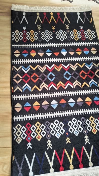 Dywanik chodnik 50x85cm czarny z kolorowym wzorem